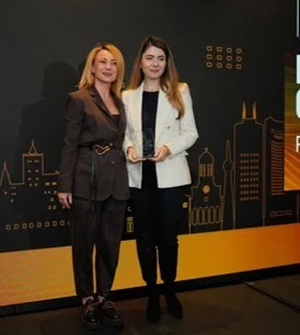 Cătălina Popa and Mădălina Arsene with the Residential Project of the Year trophy awarded to The Ivy.