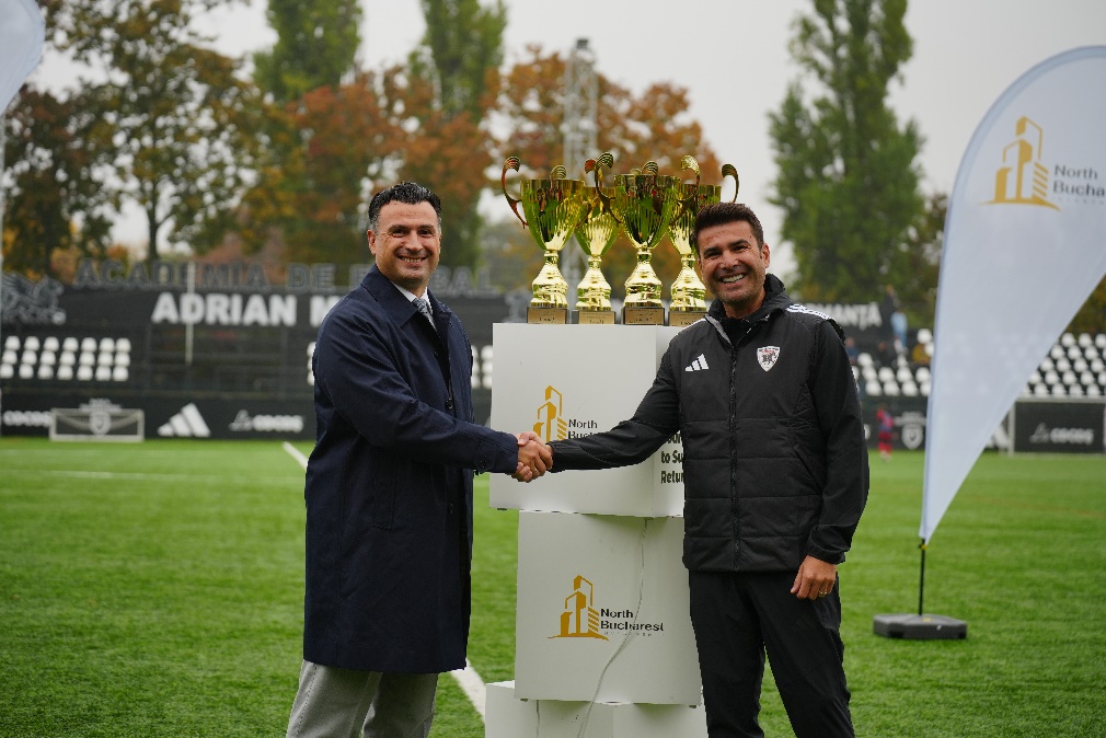 Vlad Musteață și Adrian Mutu își strâng mâna lângă trofeele Cupei North Bucharest Investments.