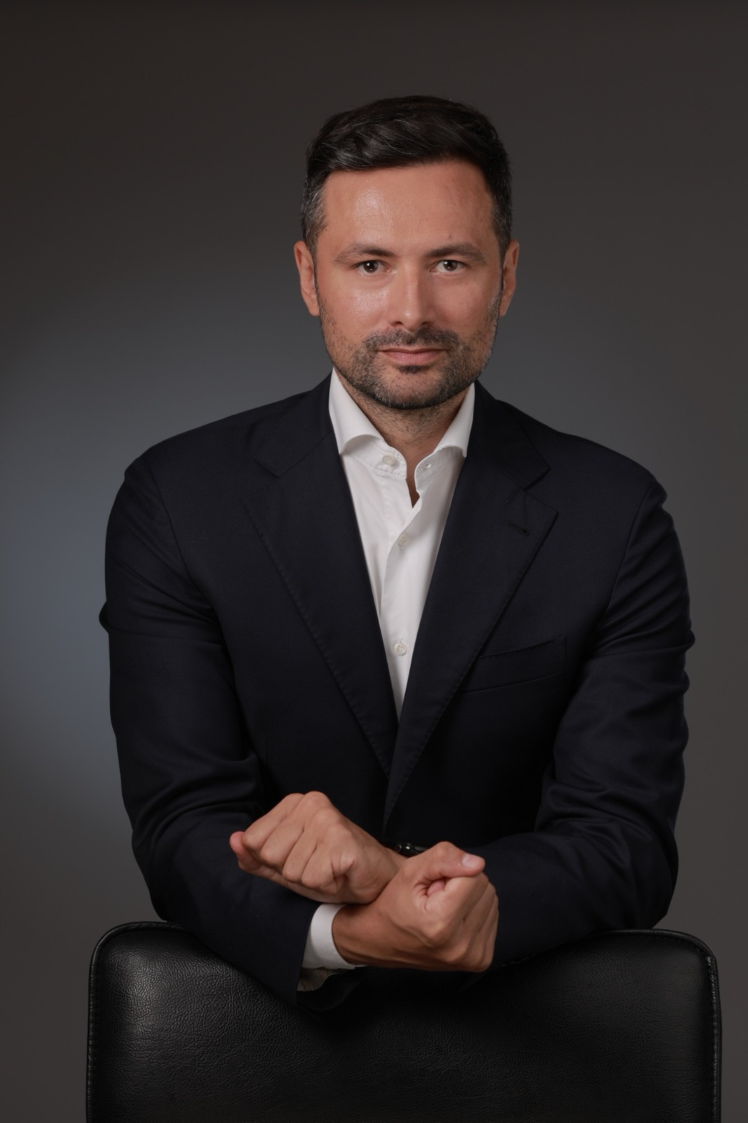 Portret de bărbat pe fundal gri, lângă declarația despre crowdfunding imobiliar.