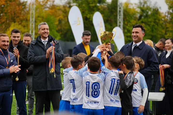 Copii ridică împreună cupa, în aplauzele participanților la Cupa North Bucharest Investments.