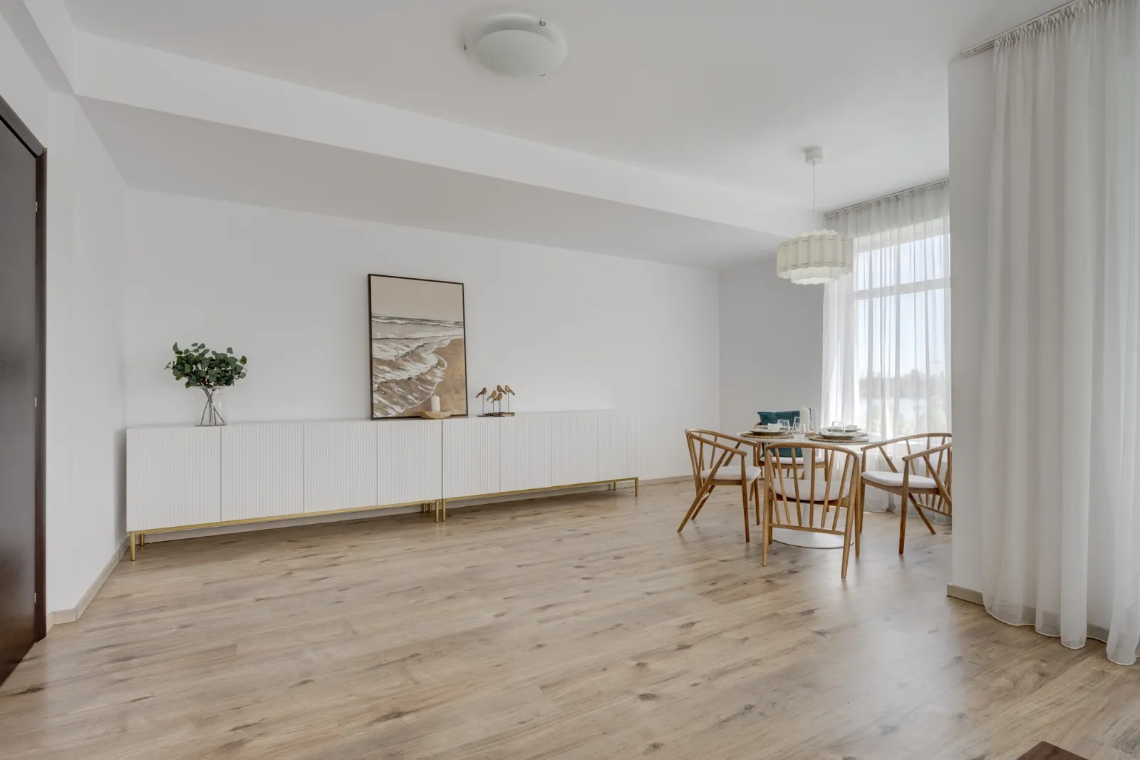 APARTAMENT CU 3 CAMERE - VEDERE LA LAC