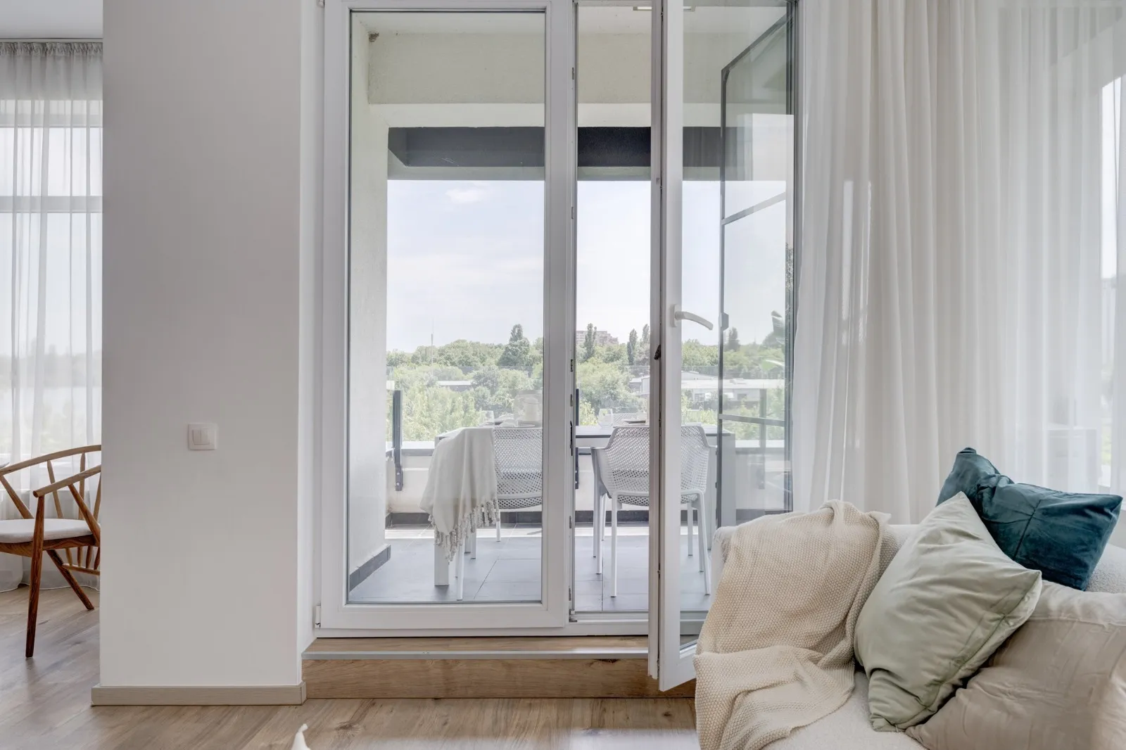 APARTAMENT CU 3 CAMERE - VEDERE LA LAC - 2/4