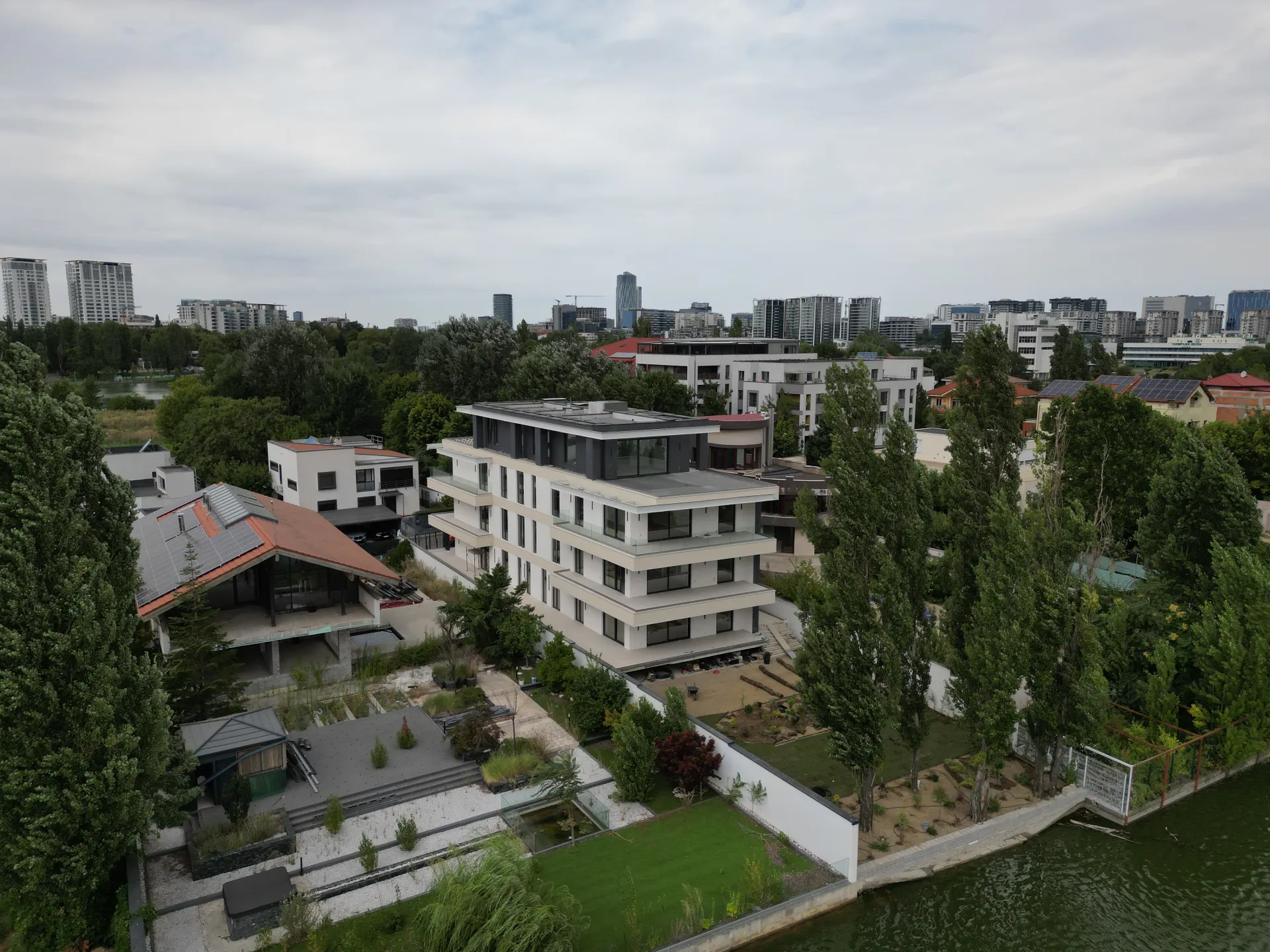 APARTAMENT CU 4 CAMERE PE MALUL LACULUI TEI - imagine 5