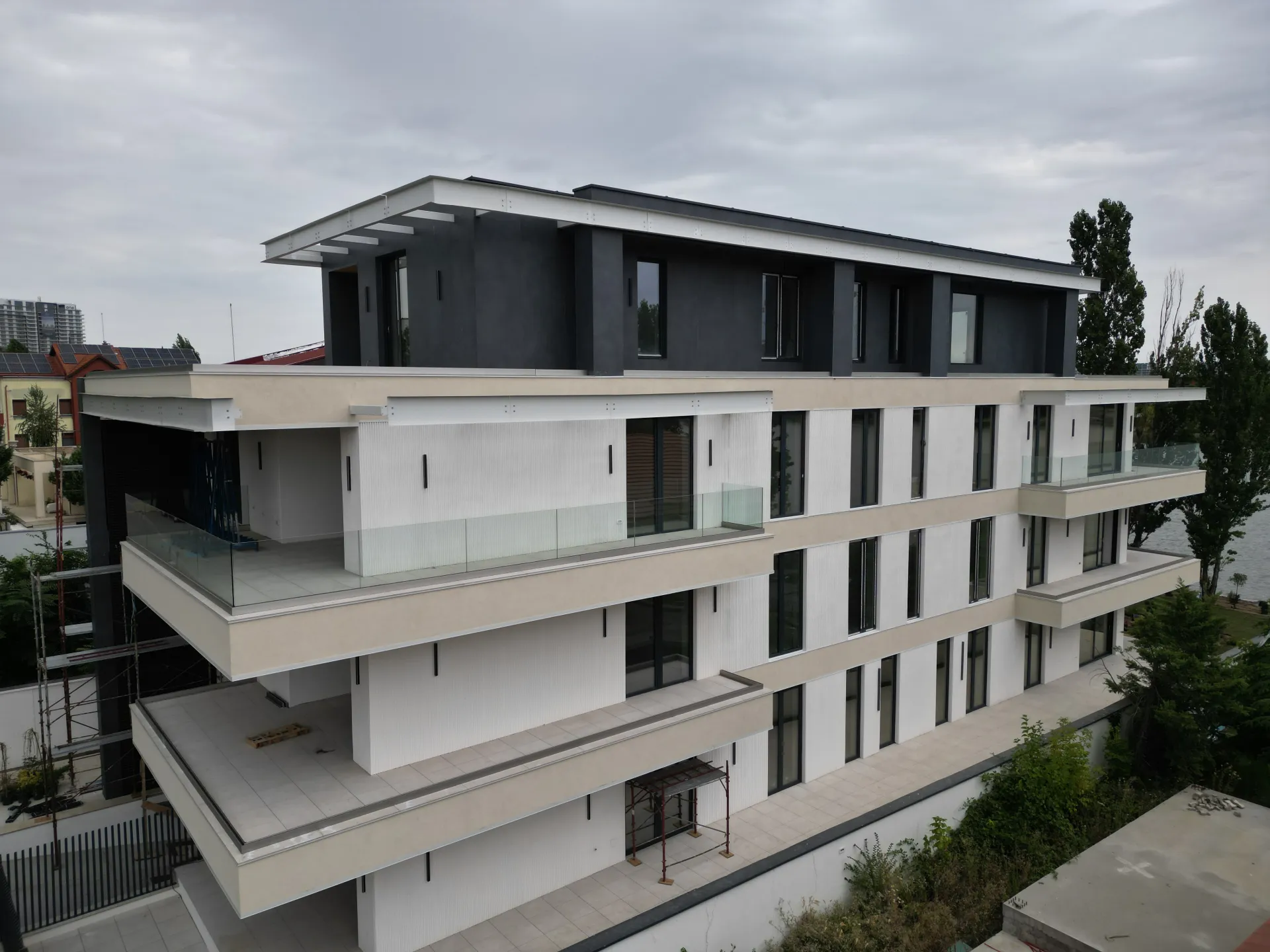 APARTAMENT CU 4 CAMERE PE MALUL LACULUI TEI - imagine 4