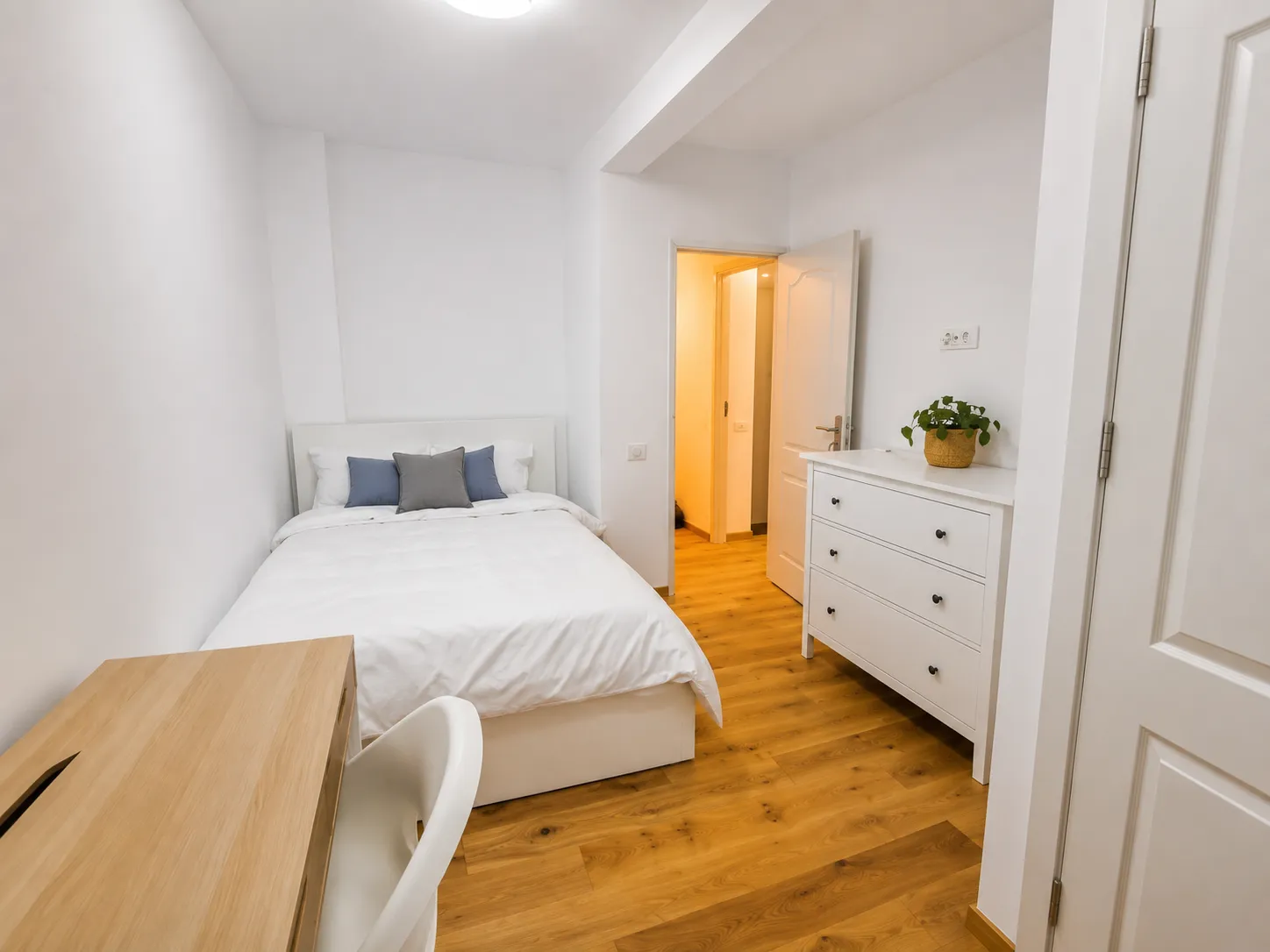 PIATA ROMANA - APARTAMENT CU 3 CAMERE - MOBILAT SI UTILAT - imagine 5