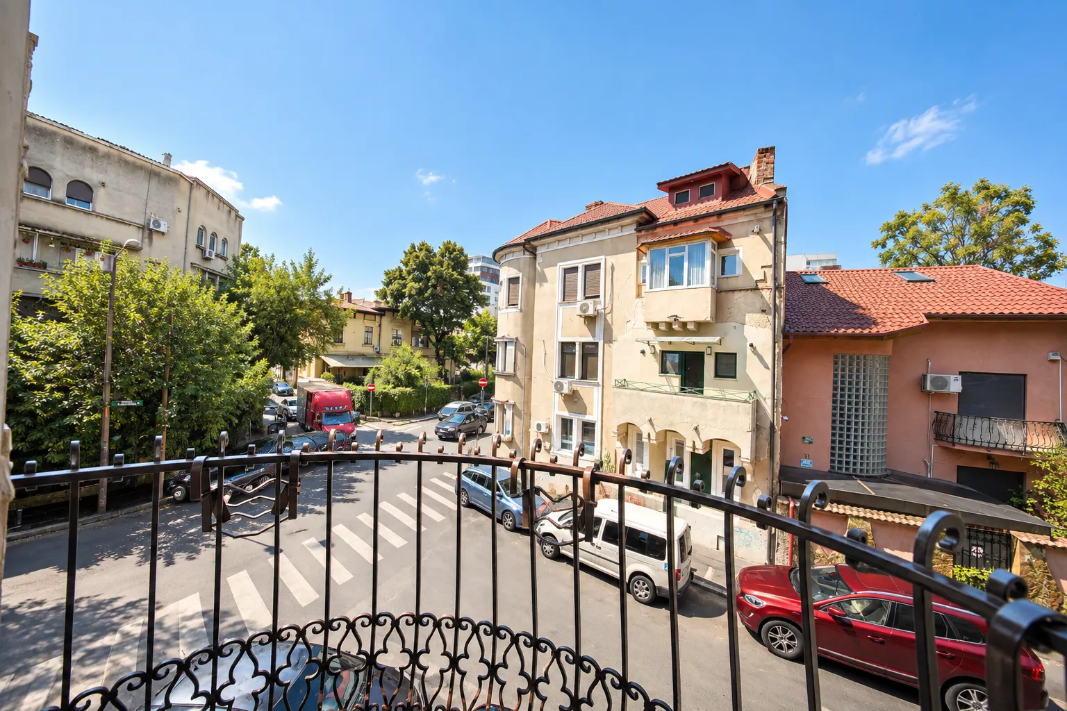 APARTAMENT CU 4 CAMERE - UTILAT SI MOBILAT - ZONA CENTRALA - imagine 3
