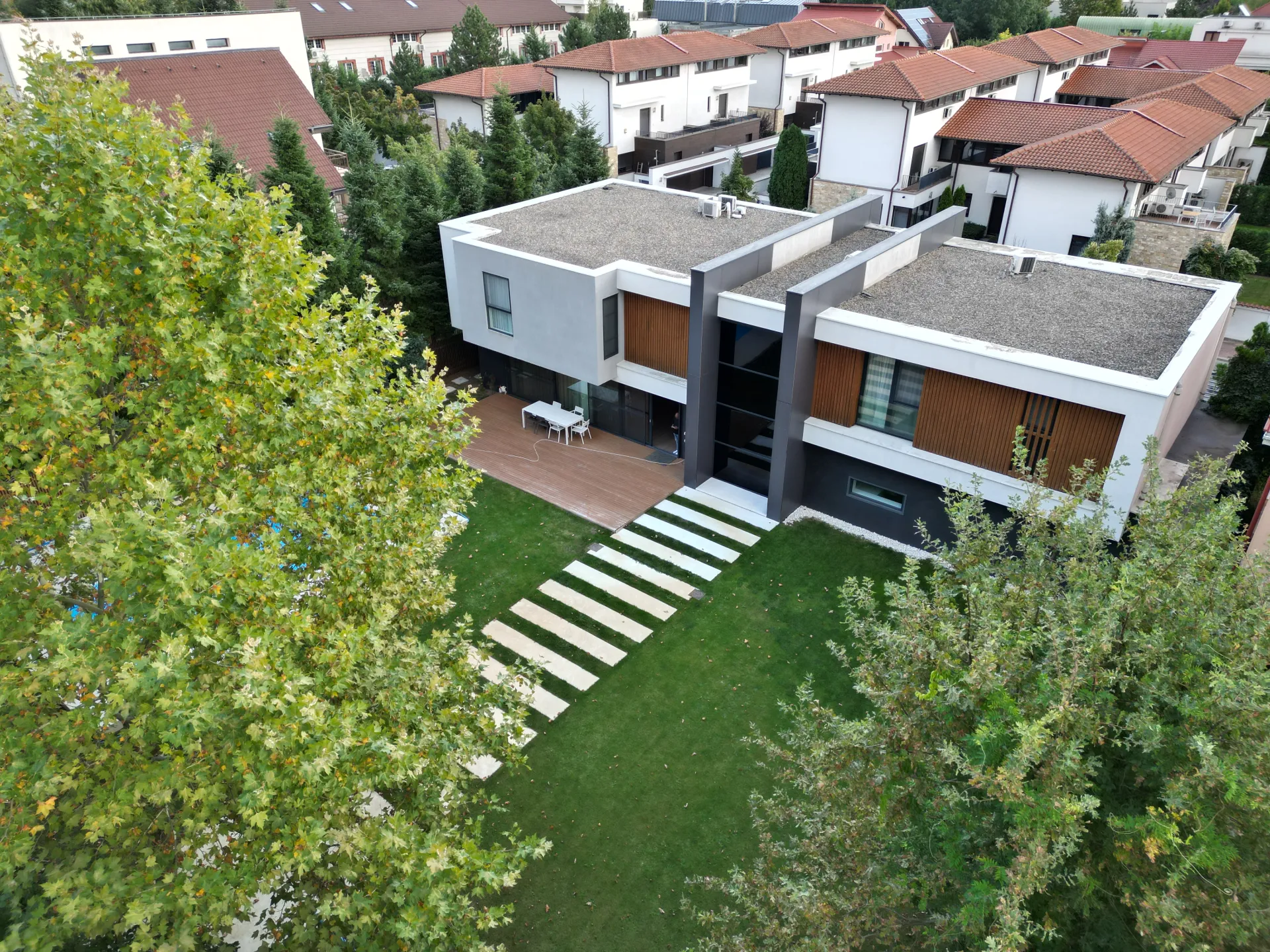 VILA CU PISCINA - ZONA PIPERA | IANCU NICOLAE - 6 CAMERE