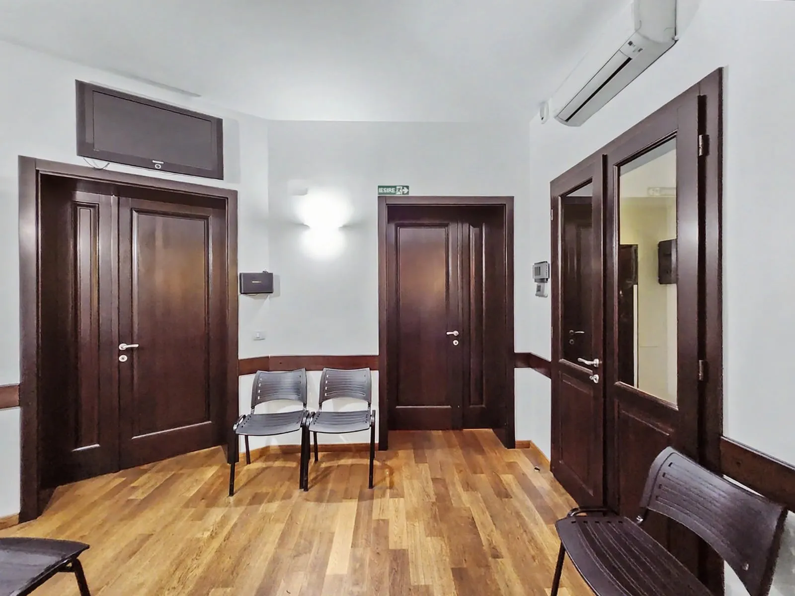 VILA CU 8 CAMERE - DOROBANTI - APROAPE DE METROU STEFAN CEL MARE  - 3/4