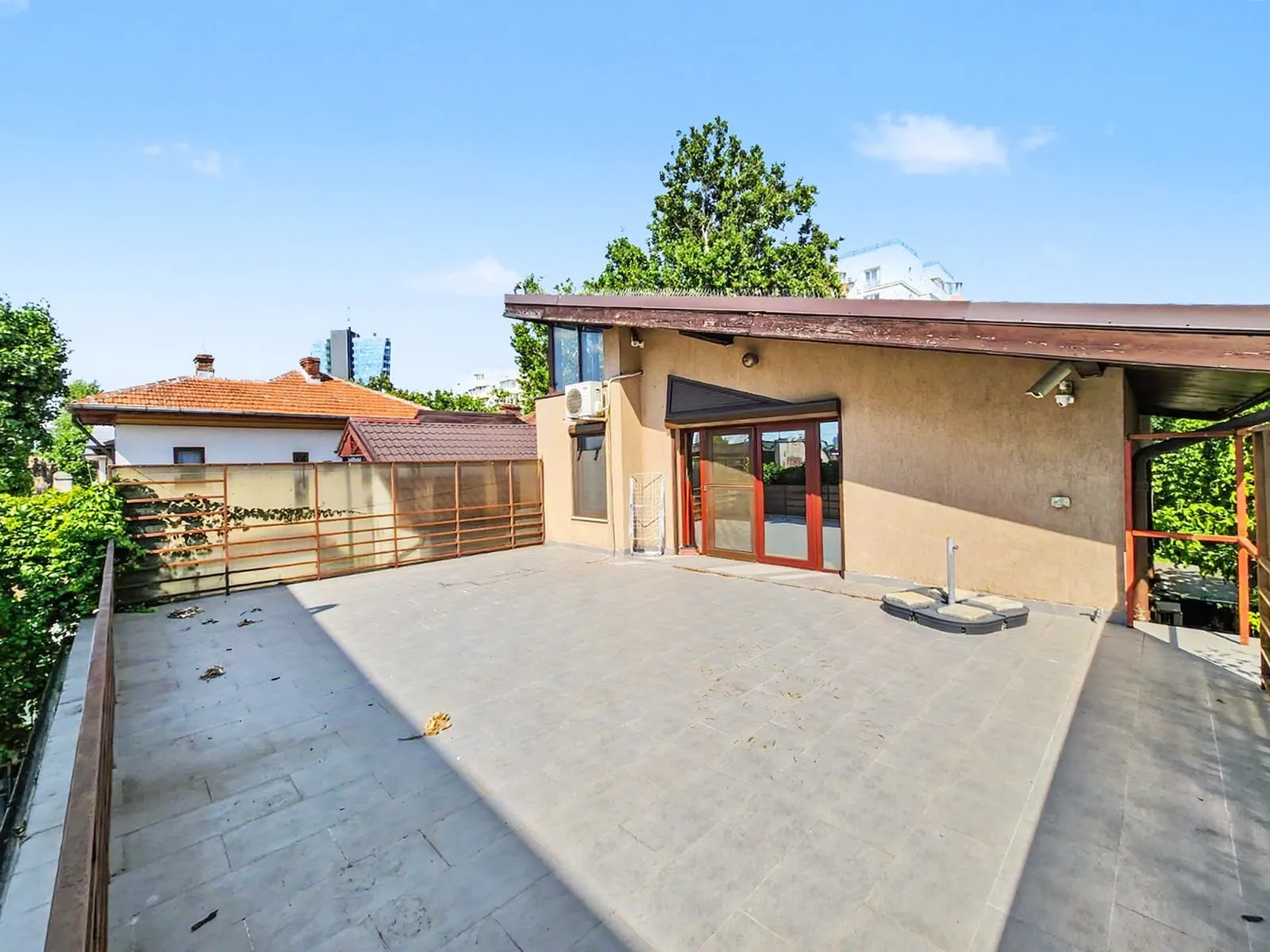VILA CU 8 CAMERE - DOROBANTI - APROAPE DE METROU STEFAN CEL MARE 