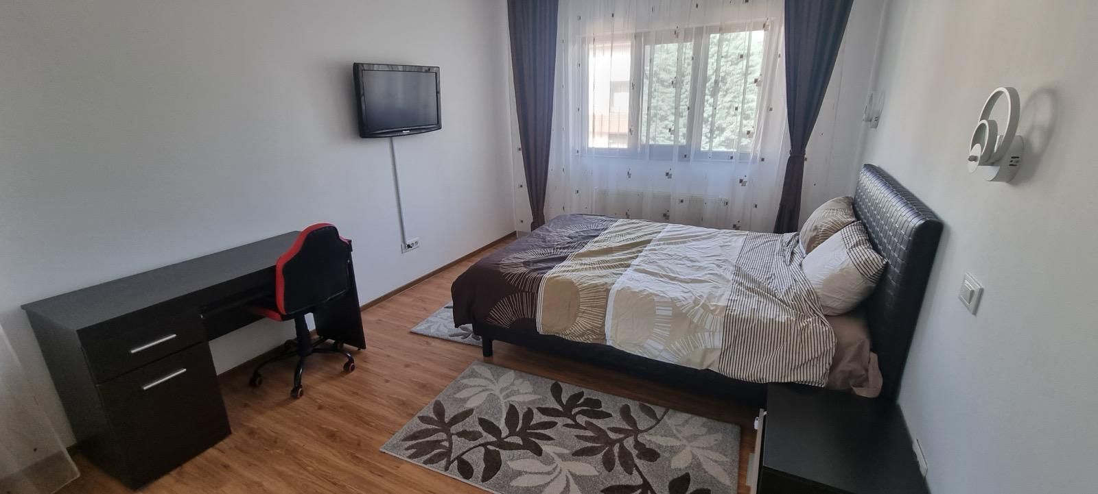 Vila cu piscina zona Iancu Nicolae-Pipera 5 camere - 7