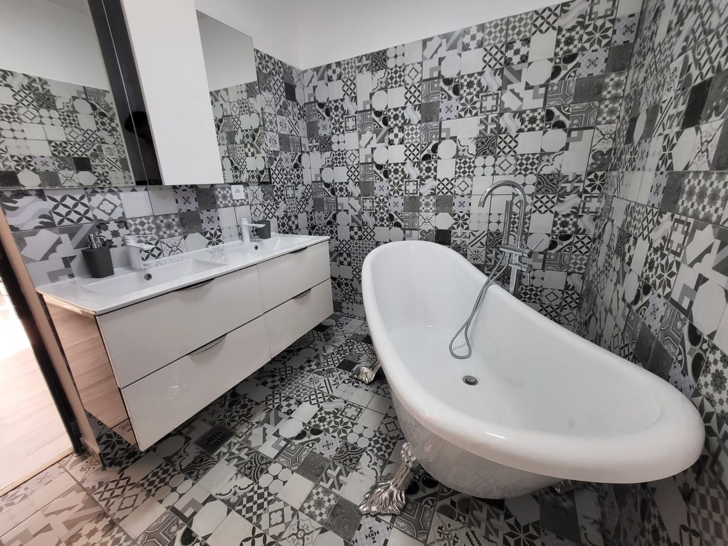 Vilă 4 camere | Corbeanca | 240 mp | Curte privată