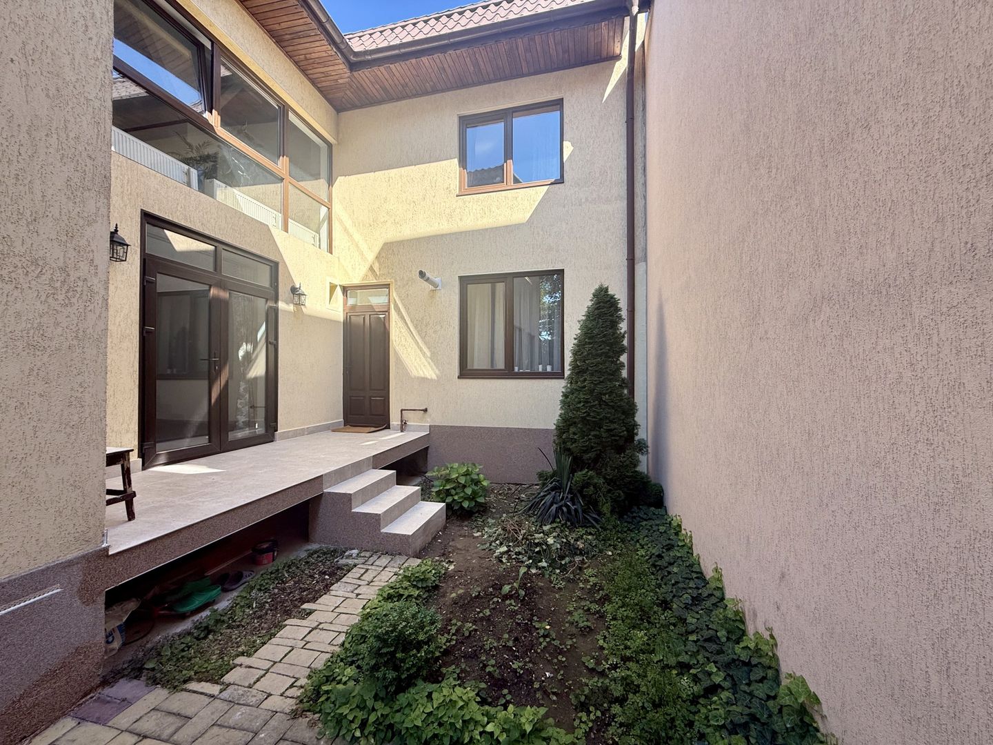 SPATIU COMERCIAL | DOMENII | 300 MP | 180 MP CURTE - 2