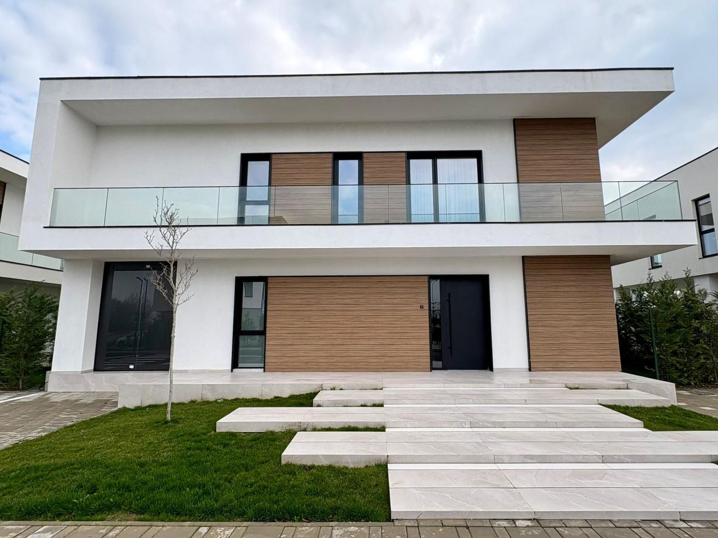 Luxury 4-room Villa - Tunari - 1/4