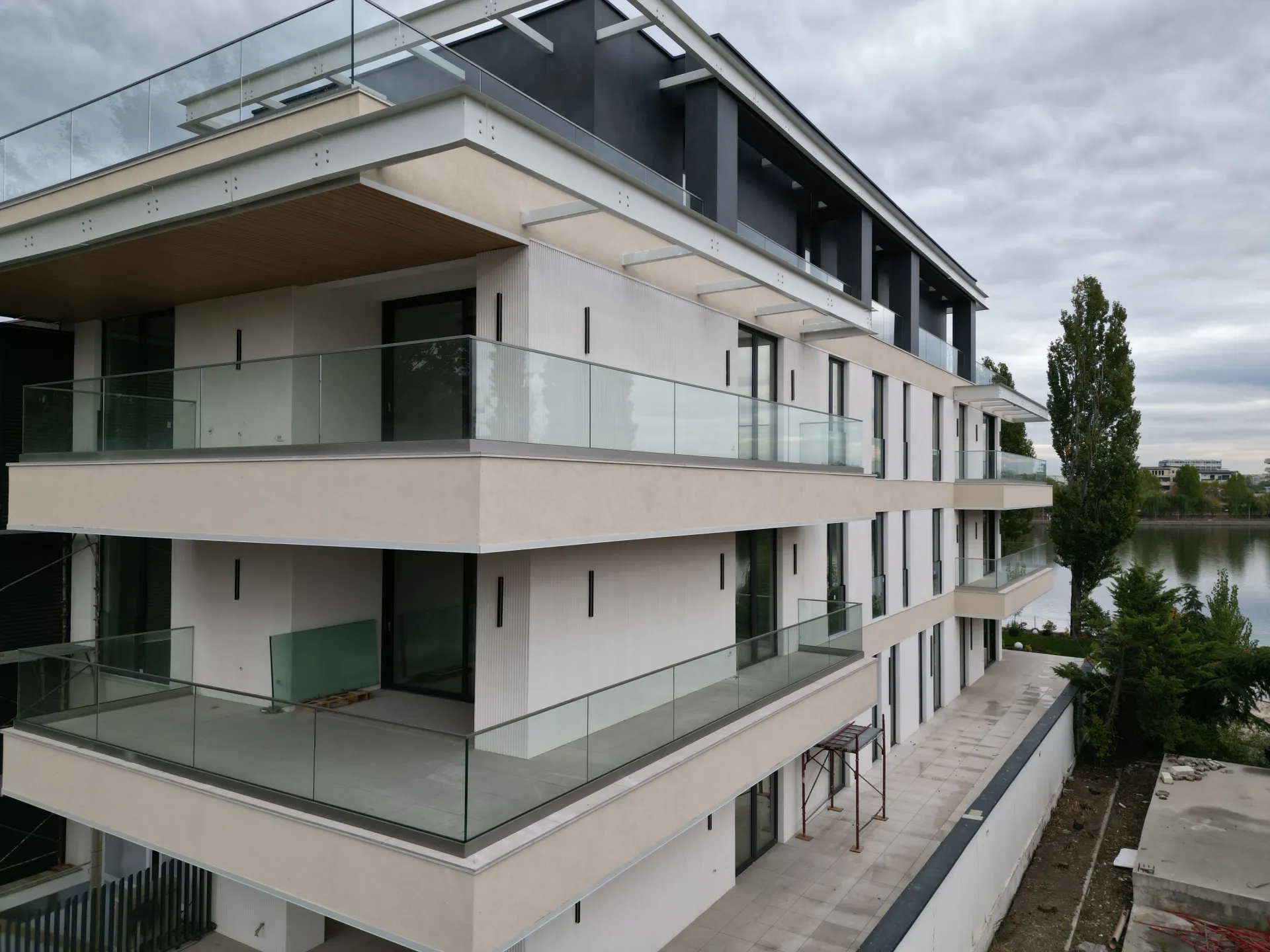 4 CAMERE - BLOC NOU BOUTIQUE - PE MALUL LACULUI TEI