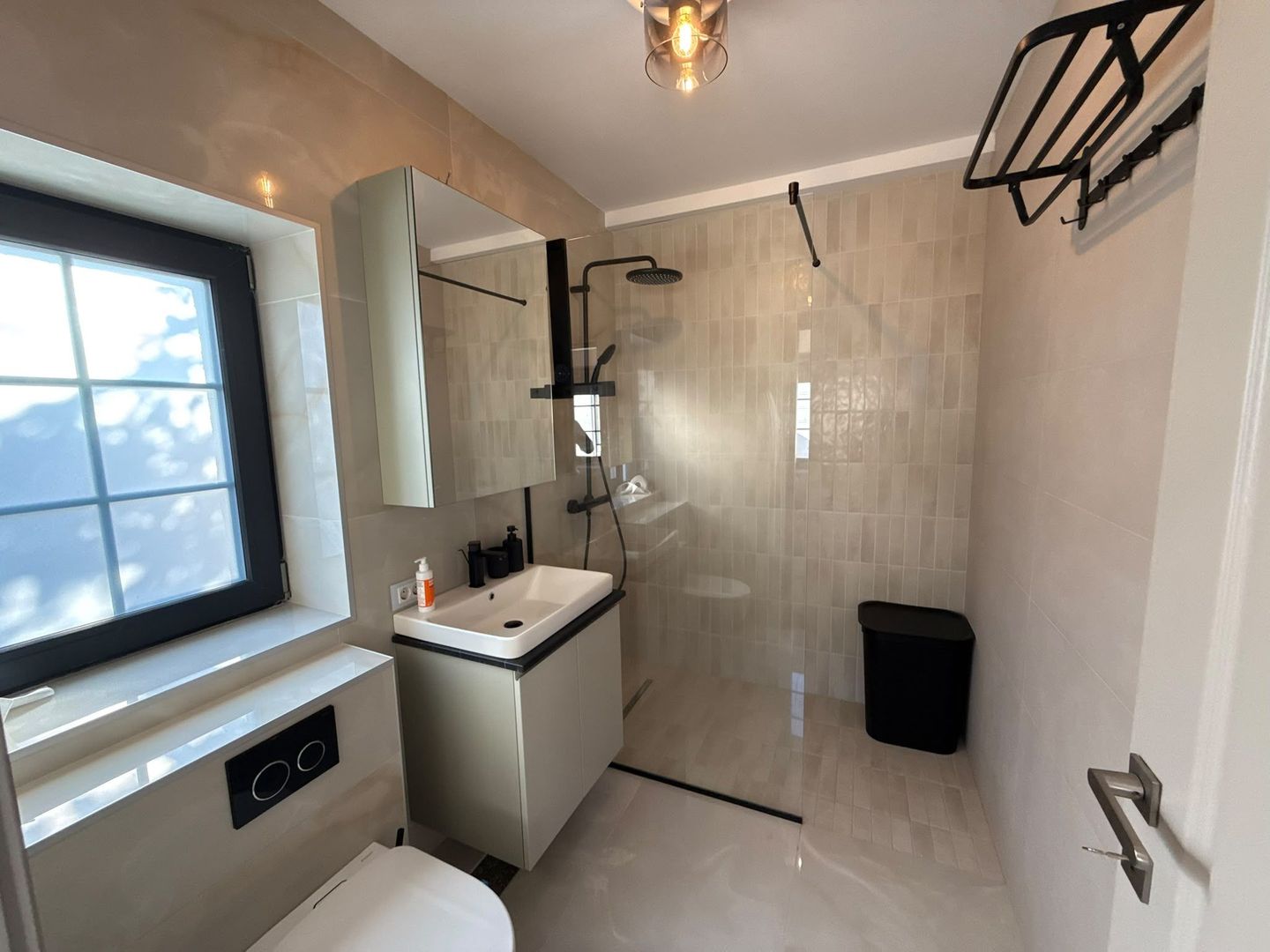 Casă individuală complet renovată | Design modern, tehnologie smart și - 3