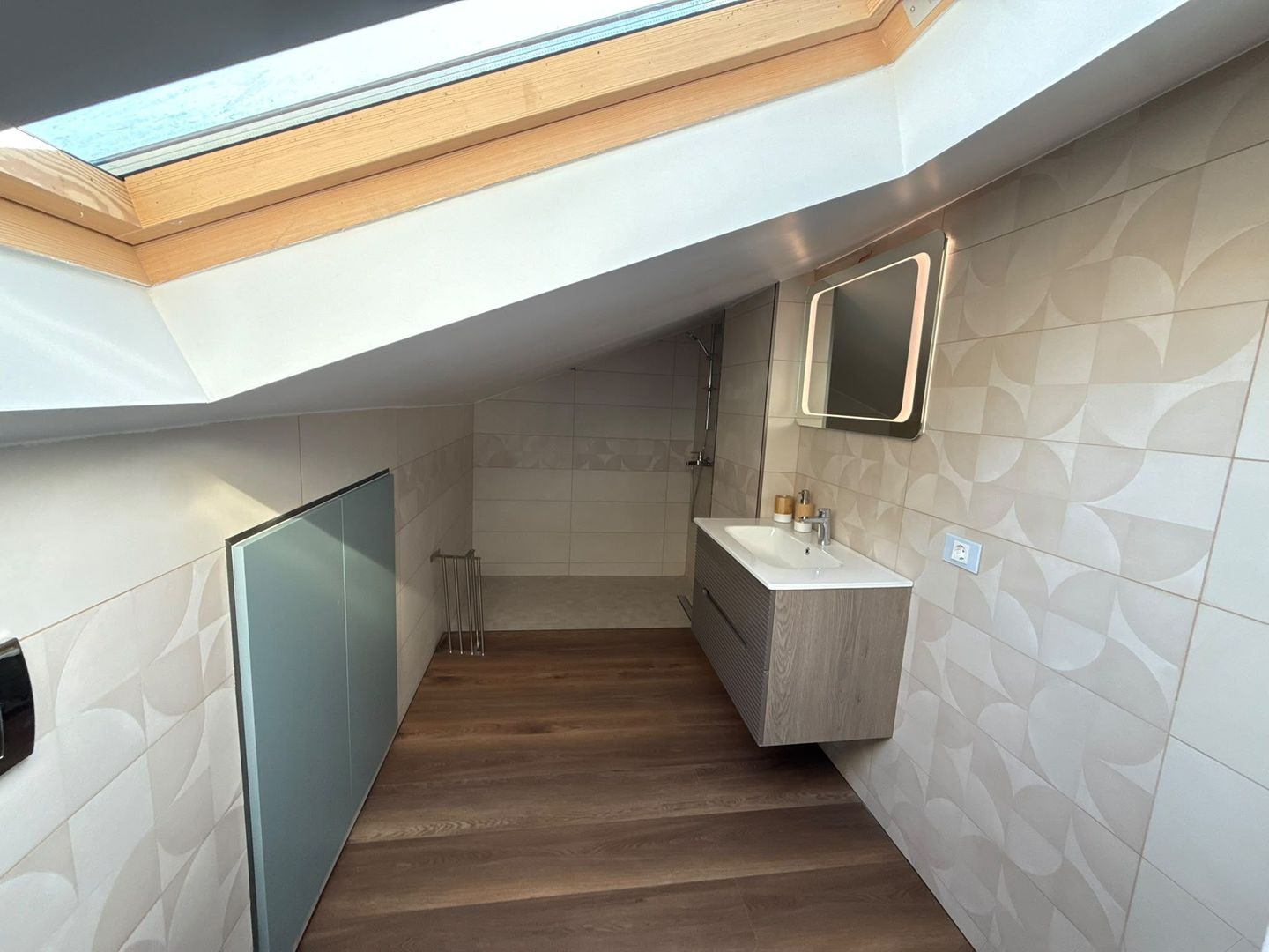 Casă individuală complet renovată | Design modern, tehnologie smart și - 6