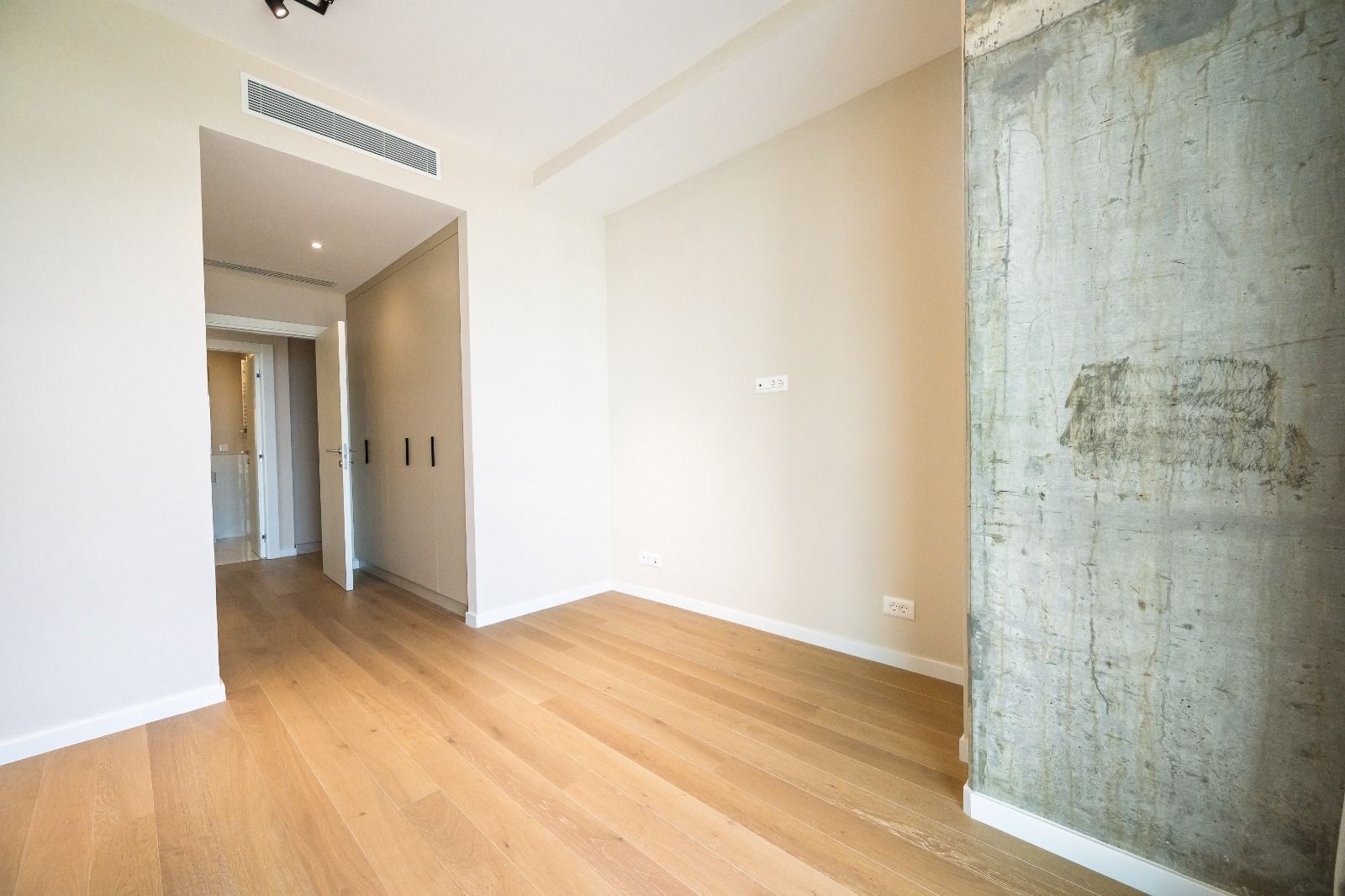 4-Room Apartment for Rent // Up-site // Parking Included // Spa - 24