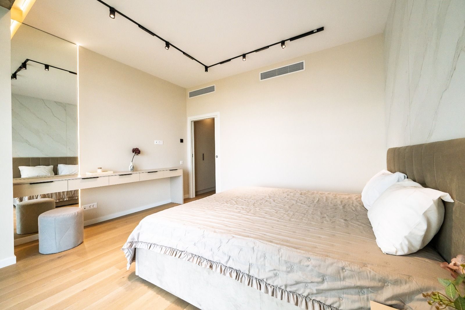 4-Room Apartment for Rent // Up-site // Parking Included // Spa - 25