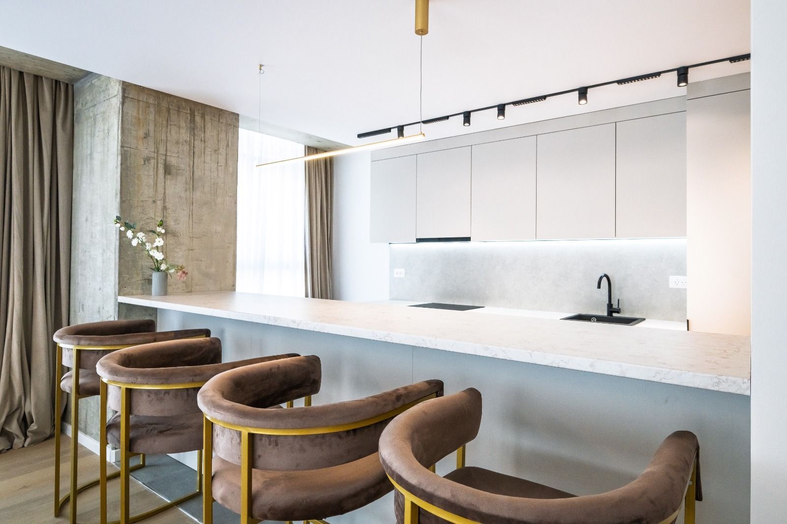 4-Room Apartment for Rent // Up-site // Parking Included // Spa