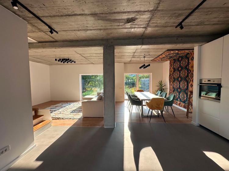 Casă  3 dormitoare de închiriat, grădină și piscină comună