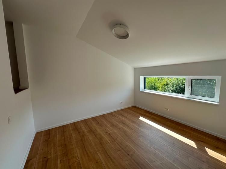 Casă  3 dormitoare de închiriat, grădină și piscină comună