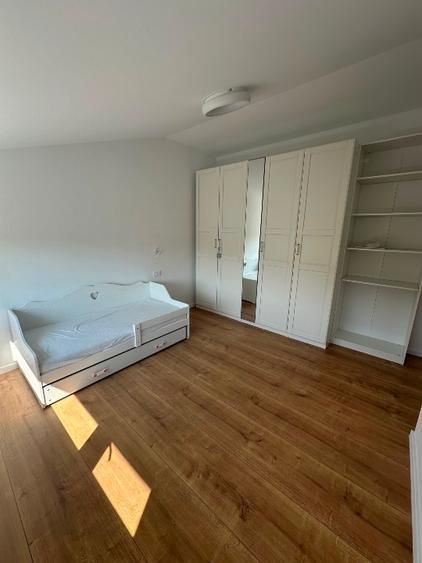 Casă  3 dormitoare de închiriat, grădină și piscină comună - 16