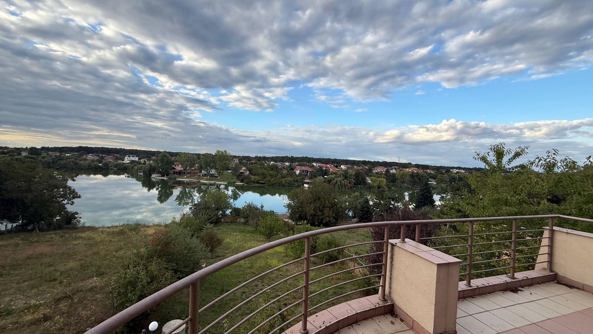 Vilă cu deschidere la lac Balotesti - 11