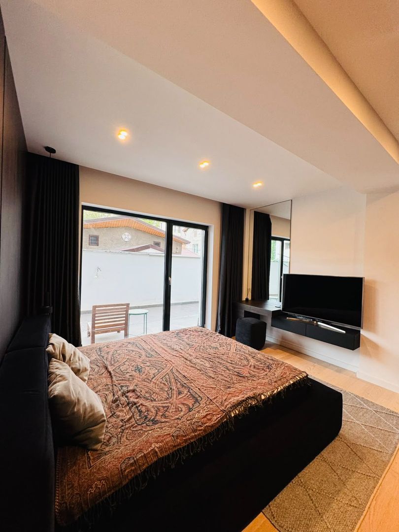 Apartament 3 camere Piata Romana/Bloc nou/Curte 131mp/Parcare