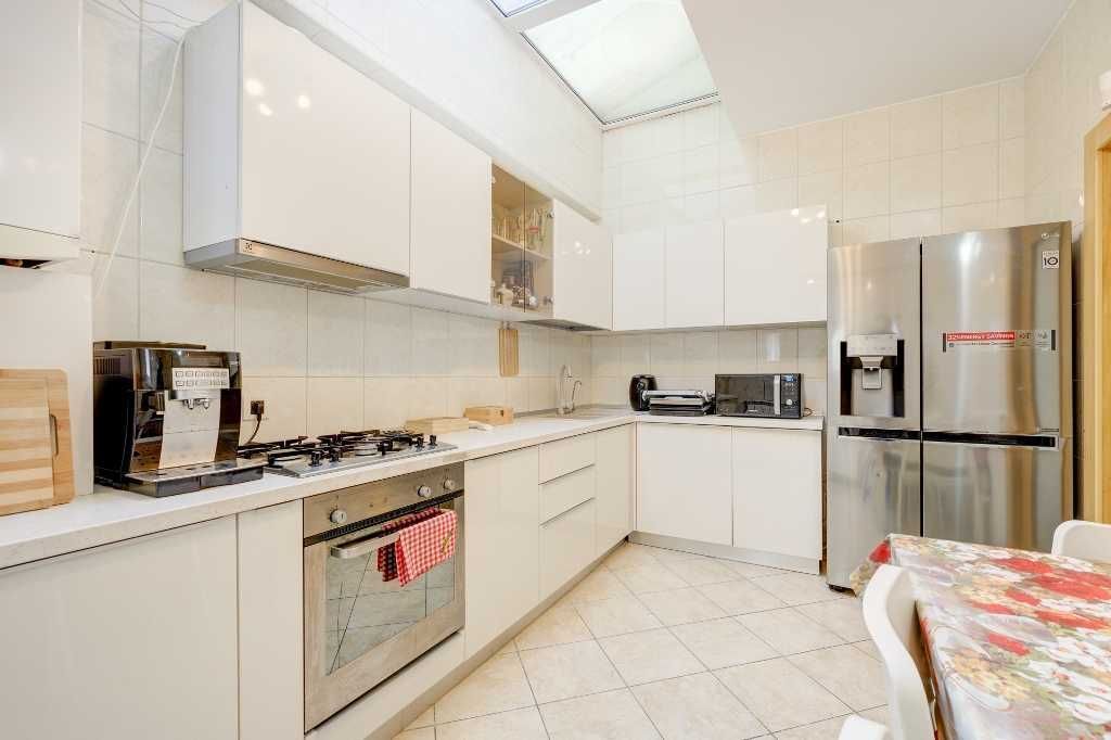 Proprietar ofer spre închiriere Apartament premium 4 camere -prima închiriere 200 mp, 3 dormitoare, 3 băi , 2 parcări în garaj Calea Floreasca - 7