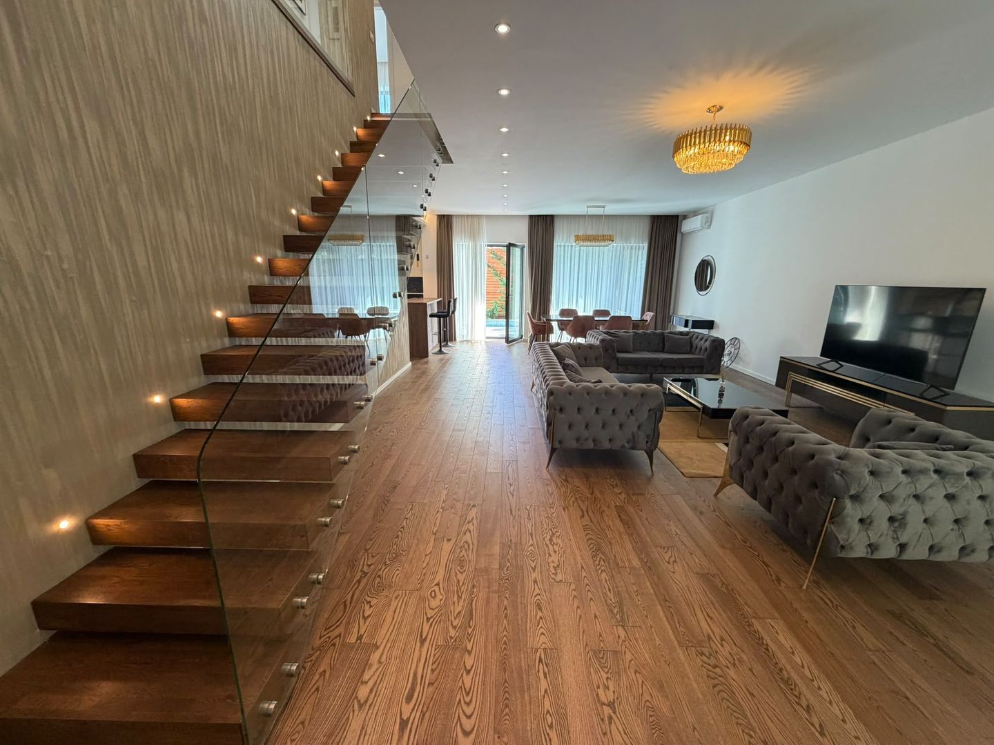 5-Room Villa - Iancu Nicolae - Private Pool - 1/4