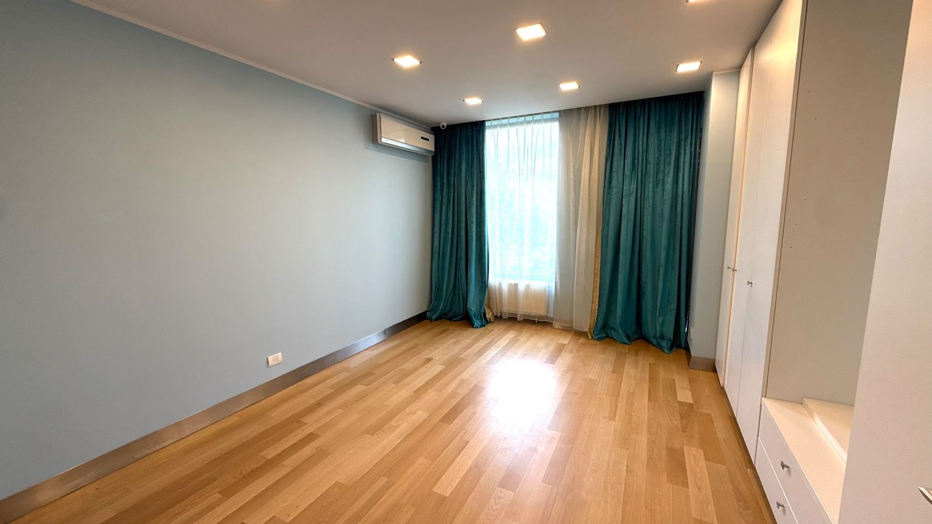 Apartament 4 camere | Vedere la lac | Piscină | Parcare inclusă