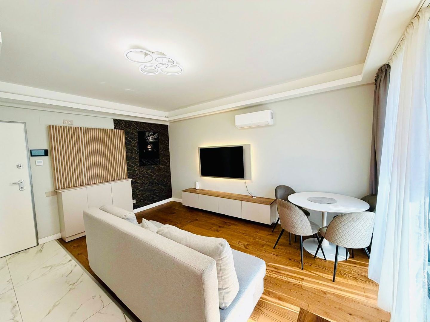 Apartament 2 camere de inchiriat / Unirii/ Curte 44mp/ Parcare