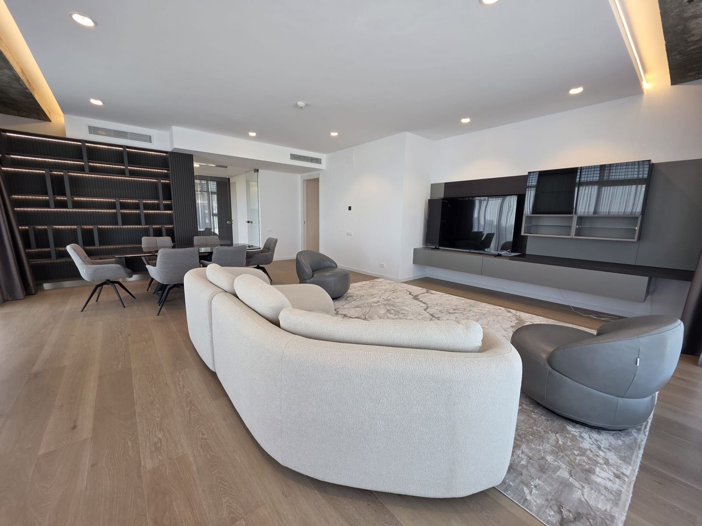 4-Room Apartment for Rent // Up-site // Parking Included // Spa