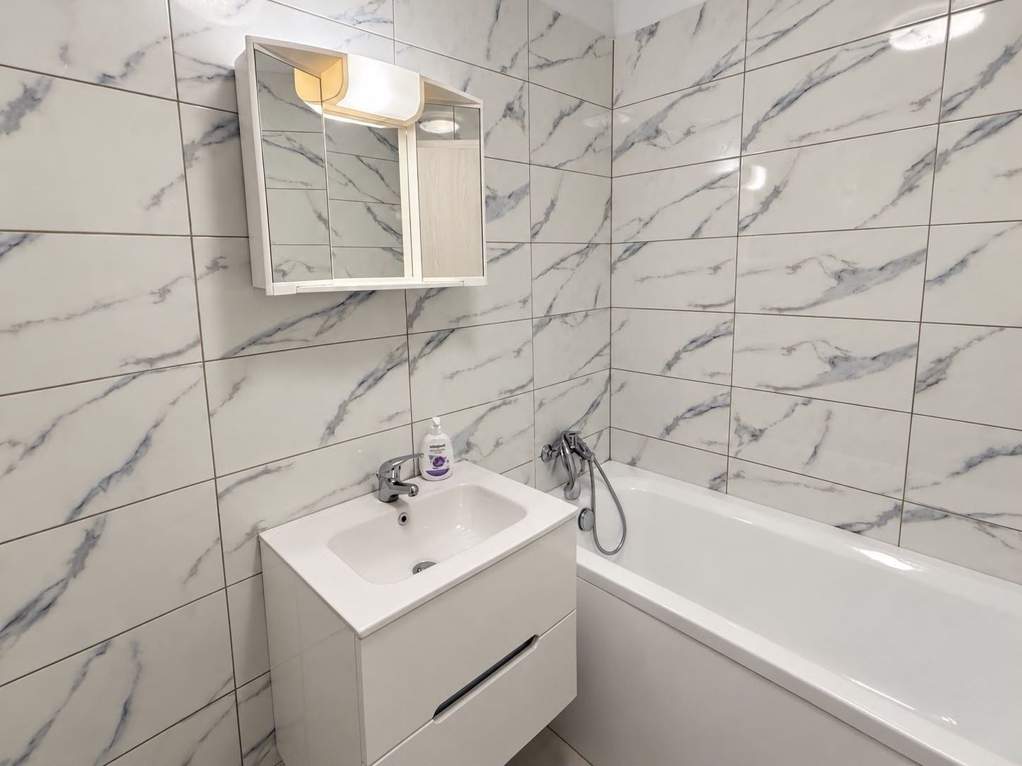 Apartament 3 camere | Etaj 2 | Parcare inclusă | Disponibil imediat