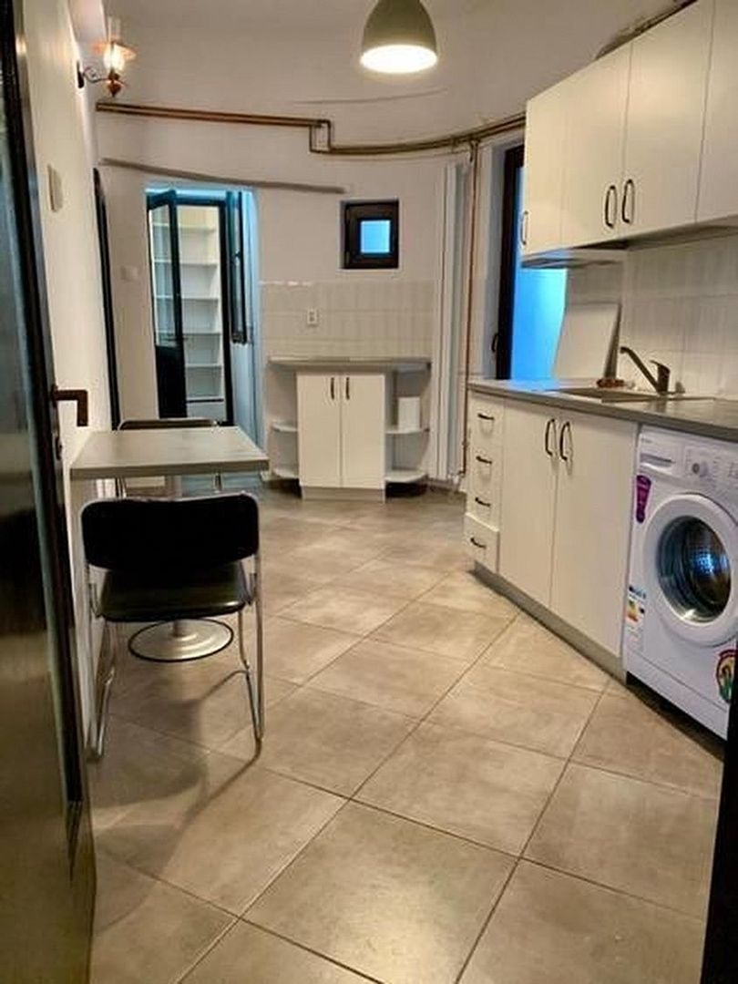Apartament de 3 camere de închiriat, zona Universitate