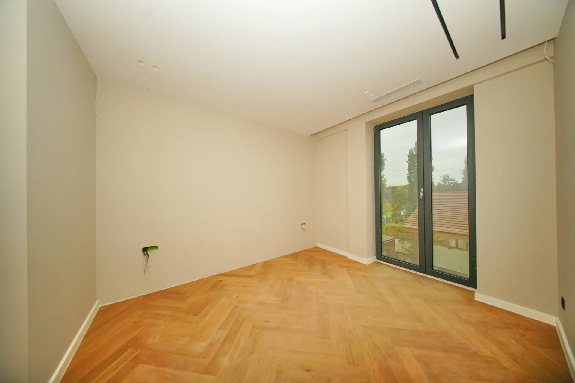 4 CAMERE - BLOC NOU BOUTIQUE - PE MALUL LACULUI TEI